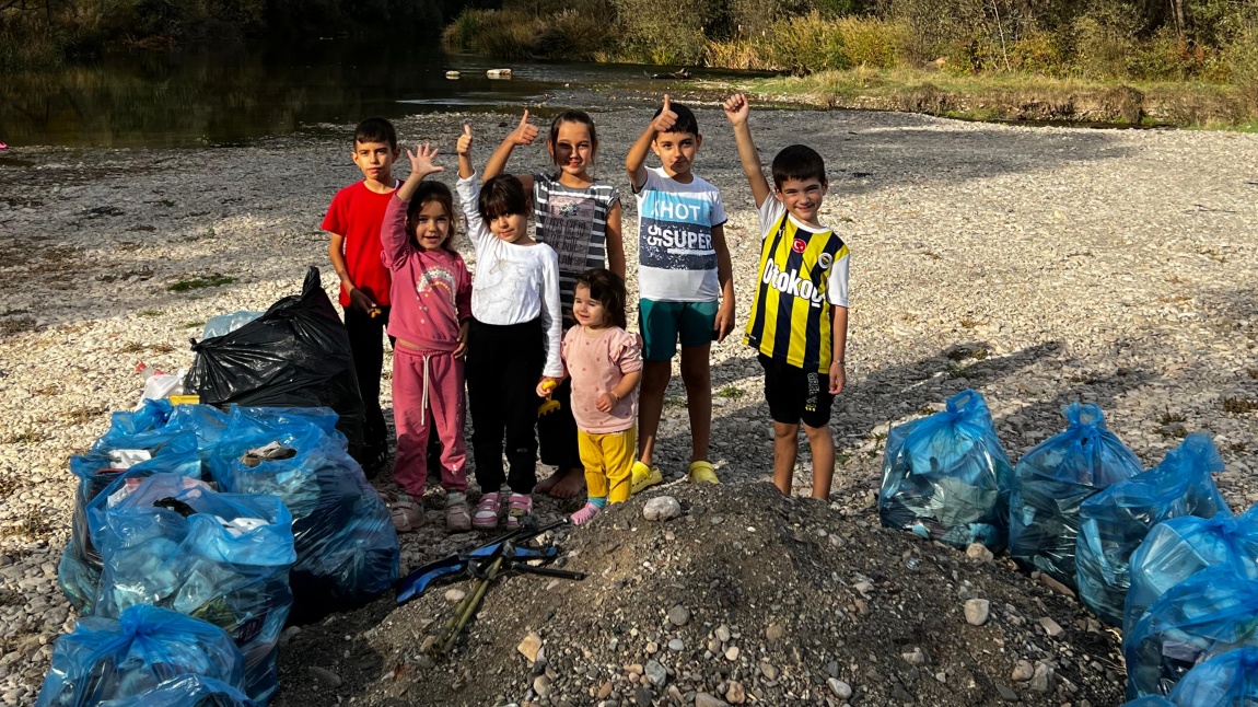 Öğrenci ve Velilerimizden Yıldız Irmağı Çevre Temizliği